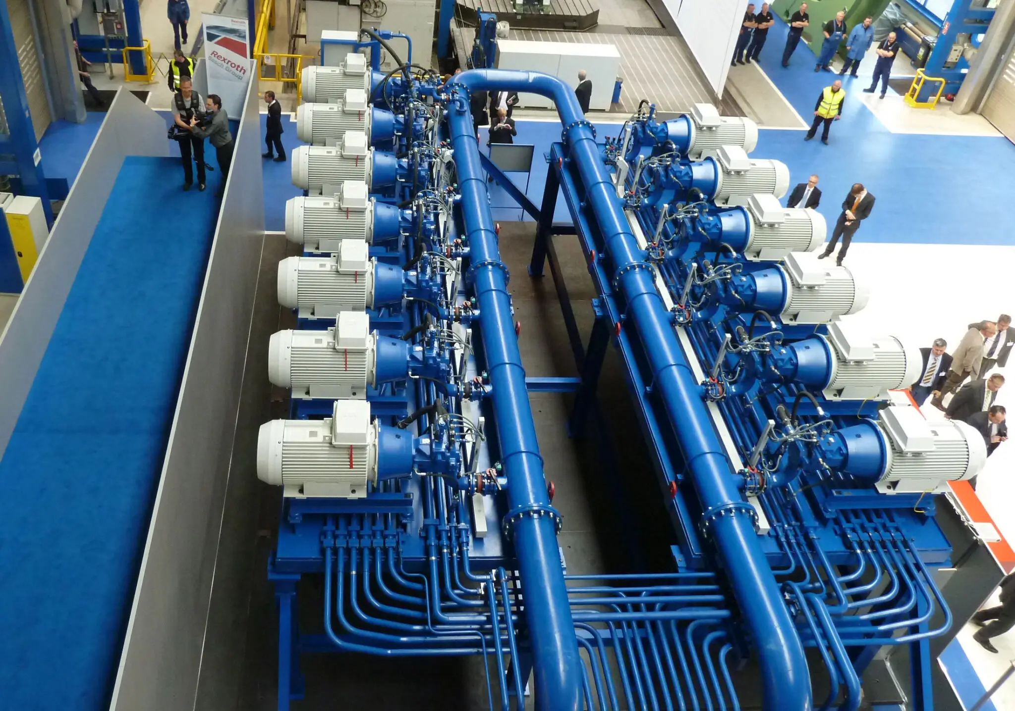 De twaalf axiale zuigerpompen van Bosch Rexroth van boven gezien.