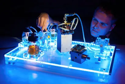 Ingenieurs bewaken oliekwaliteit in het systeem featured image