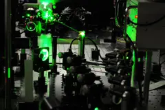 FOM-promovendus meet fundamentele trillingen in moleculen featured image