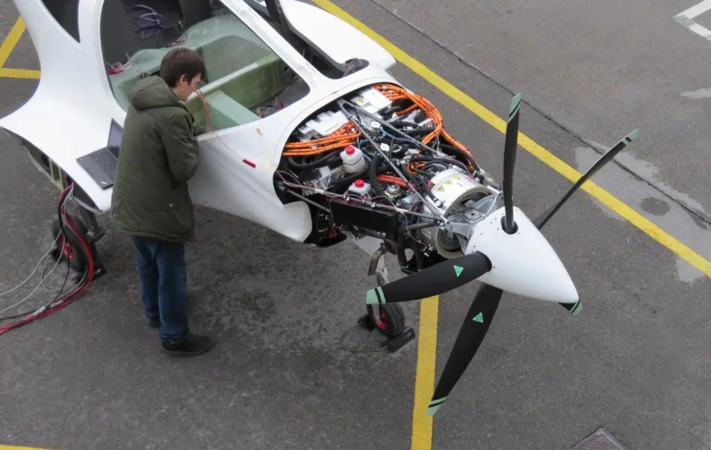 Video: vliegtuigbouwer test hybride aandrijving featured image