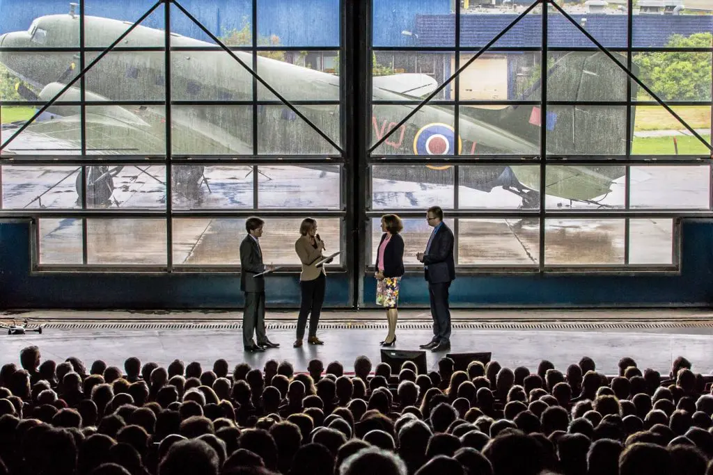 Overhandiging-bidboek-Unmanned-Valley-Valkenburg