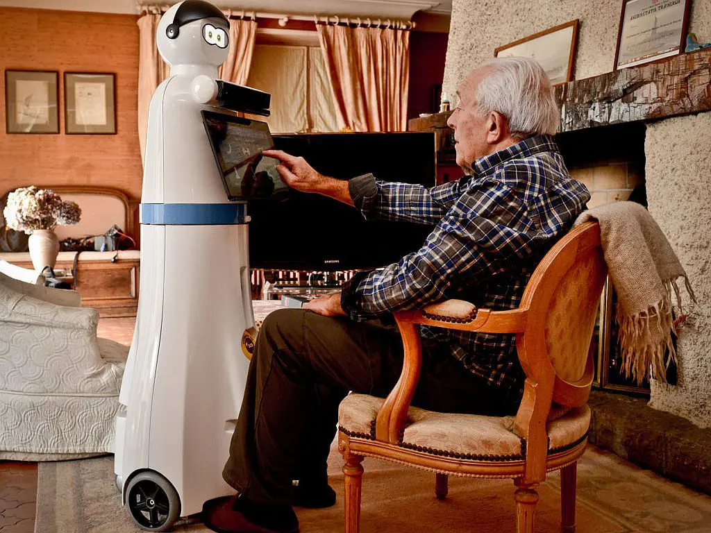 robot helpt mensen met dementie