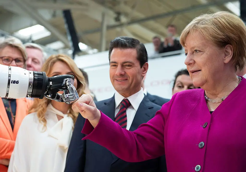 Merkel geeft boks aan robot