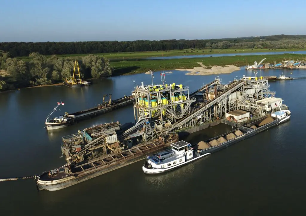 Bakker Sliedrecht legt drijvende zandfabriek aan groene walstroom featured image