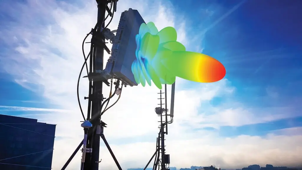 Silhouet van een 5G slim mobiel netwerkantennebasisstation op de telecommunicatiemast (foto: Altair)