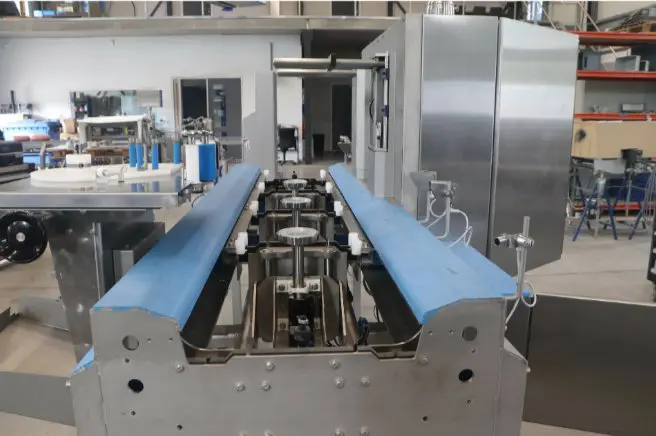 WMI bracht een machine op de markt voor omrokken kazen met slimme servotechniek.