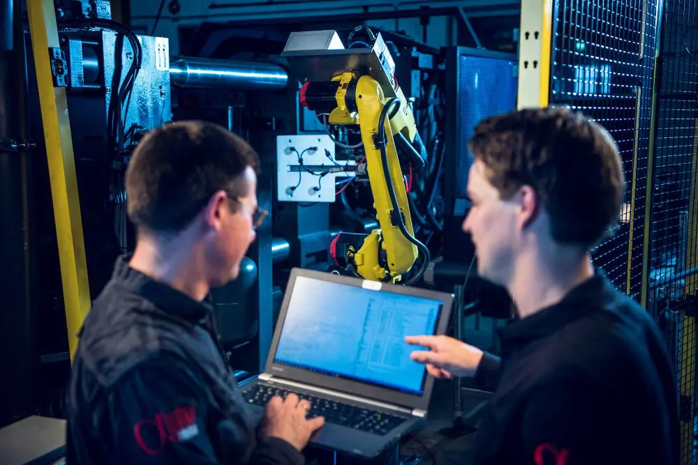 Alpha Robotica: ‘Er komt geen standaard robottaal, het blijft mensenwerk’ featured image