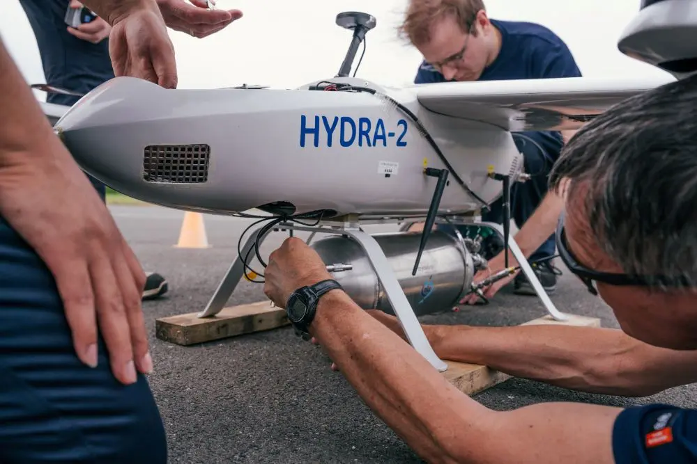 Detail van de vacuüm-geïsoleerde waterstoftank onder de Hydra II-drone.