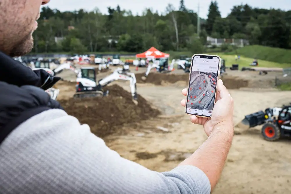 Het Machine IQ-dashboard toont gebruiksrapporten, onderhoudsstatus en locatiegegevens van machines.
