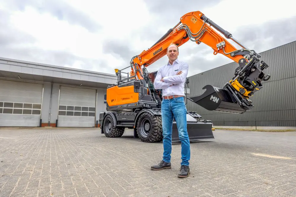 Pieter Staadegaard voor de nieuwe Staad 17W elektrische graafmachine.