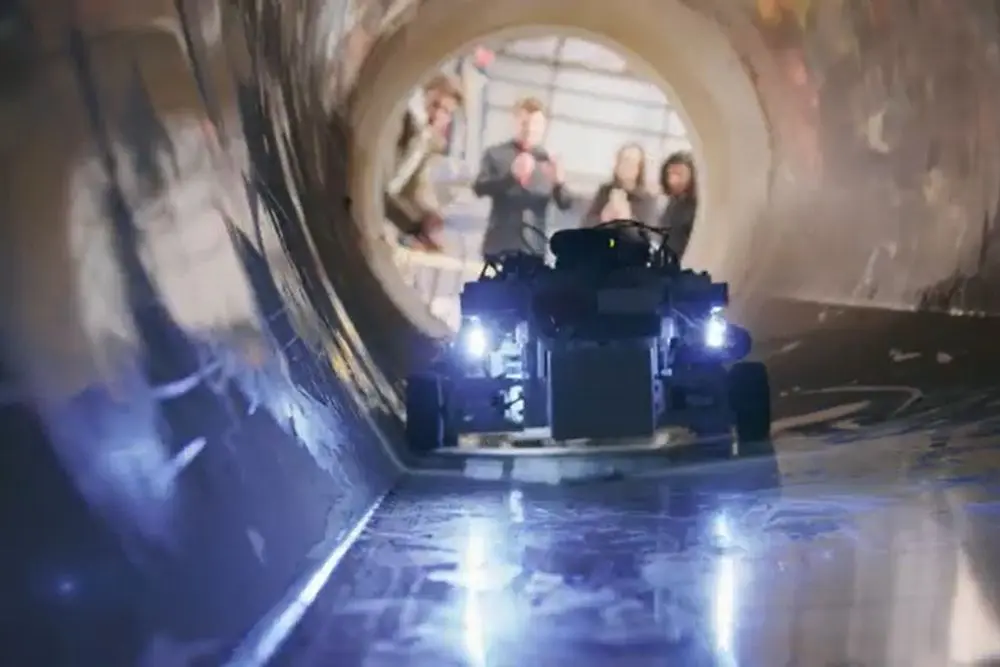 Naderingssensoren houden de robot gecentreerd tussen de wanden van het turbineblad.