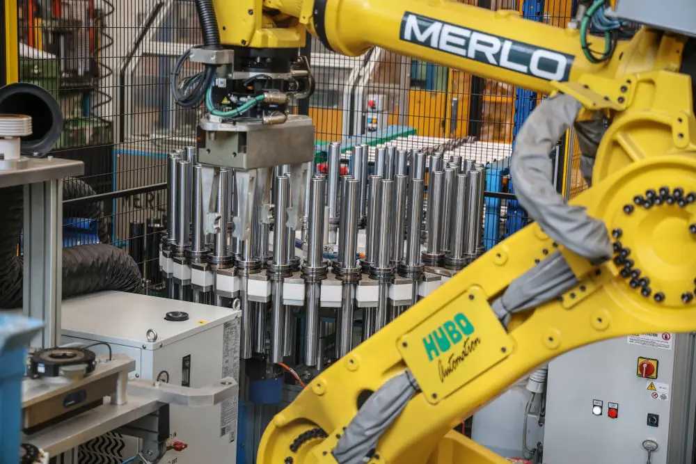 Robot monteert aanslagen op zuigerstang bij Merlo