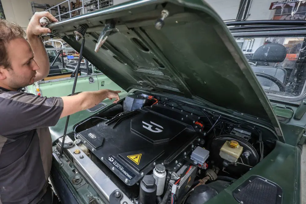 Elektrische Defender met geopend motorcompartiment en accupakket